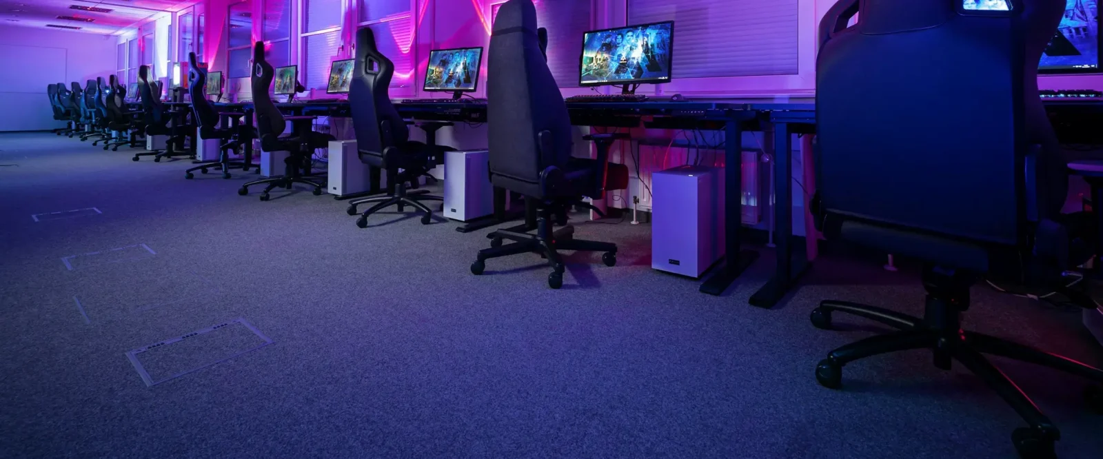 LAN-opstelling met gamingcomputers